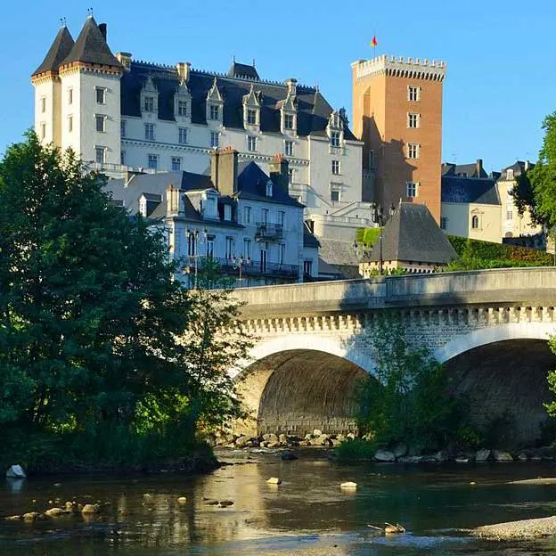 Château de Pau et pont donnant sur la ville